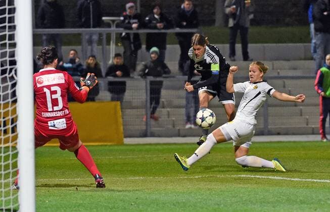Fußball, Damen, Champions League, 1. FFC Frankfurt - Lilleström SK 18.11.2015, xjhx, Fussball UEFA Champions League, 1.FFC Frankfurt - LSK Kvinner, emspor, v.l. Gudbjoerg Gunnarsdottir (LSK Kvinner), Mandy Islacker (1.FFC Frankfurt), Marit Sandvei (LSK Kvinner)
