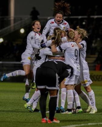Spielerinnen des LSK Kvinner u.a v.li.: Ingrid Moe Wold (LSK, 2, links) und Isabell Bachor (LSK, 23, oben), jubeln über das Tor zum 0:2, Jubel, Torjubel, Torerfolg, celebrate the goal, goal, celebration, Jubel ueber das Tor, optimistisch, Action, Aktion, Fussball, UEFA Women s Champions League, 1. FFC Frankfurt - Lilleström SK Kvinner, xozx