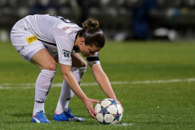Sherida Spitse (LSK, 8) legt sich den Ball auf den Punkt, im Elfmeterschießen, Freisteller, Einzelbild, Aktion, Action, Fussball, UEFA Women s Champions League, 1. FFC Frankfurt - Lilleström SK Kvinner, xozx
