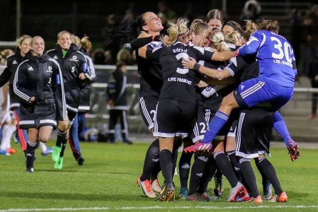 Grenzenloser Jubel bei den Spielerinnen des 1. FFC Frankfurt über den Einzug ins Viertelfinale nach Elfmeterschießen, Freude, Jubel, Sieger, Gewinner, Duselsieg, Elfmeterkrimi, Fussball, UEFA Women s Champions League, 1. FFC Frankfurt - Lilleström SK Kvinner, xozx