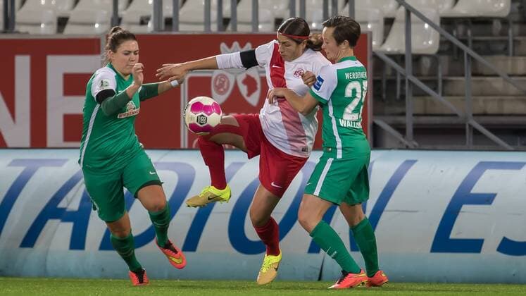 v.li.: Lisa-Marie Scholz (SV Werder Bremen, 7), Charline Hartmann (SGS Essen, 13) und Maren Wallenhorst (SV Werder Bremen, 25) im Dreikampf, Duell, duel, tackle, Fussball, Allianz Frauen-Bundesliga, SGS Essen - SV Werder Bremen, xdgx