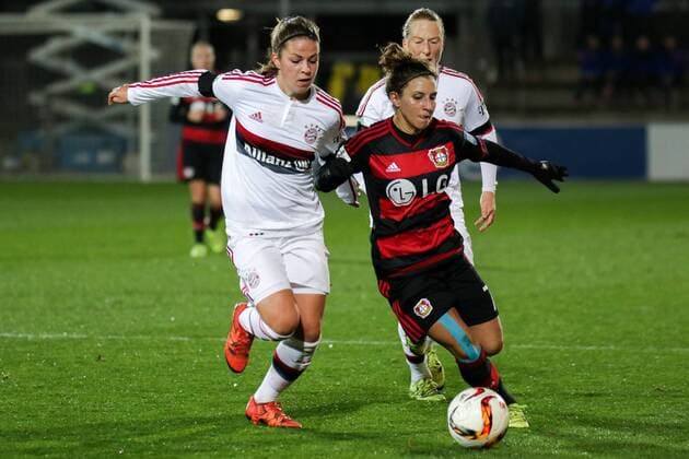 v.li.: Melanie Leupolz (FCB, 8), Jessica Wich (Leverkusen, 7), Zweikampf, Duell, duel, tackle, Dynamik, Action, Aktion, Fussball, Allianz Frauen-Bundesliga, Bayer 04 Leverkusen - FC Bayern München, xozx