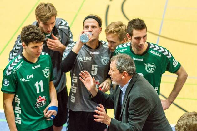 Mirko Culic (re Trainer Netzhoppers) motiviert seine Spieler in der Auszeit vlnr Theo Timmermann 11, Paul Sprung 14, Peter Iztigehl 5, Bastian Ellerkmann 4, Daniel Heinecke 12 GER, Königs Wusterhausen Bestensee, Volleyballl, 1. Bundesliga, Saison 2015 2016, Landkost-Arena, Netzhoppers KW - Berlin Recycling Volleys