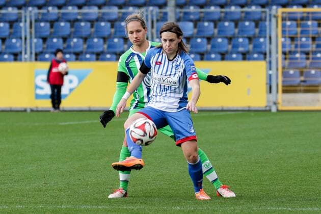 v.li.: Babett Peter (Wolfsburg, 8), Dora Zeller (Hoffenheim, 11), Zweikampf, Duell, duel, tackle, Dynamik, Action, Aktion, Fussball, Allianz Frauen-Bundesliga, TSG 1899 Hoffenheim - VfL Wolfsburg, xozx