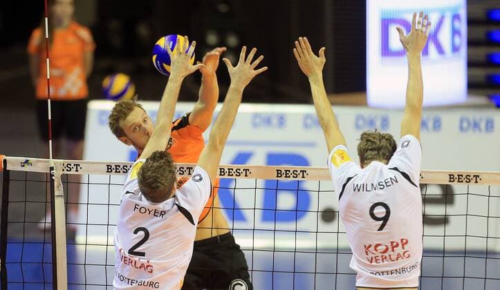 Paul Carroll (BR Volleys), beim Schmetterbal, vorne Kevin Foyer (Rottenburg), und Lars Wilmsen (Rottenburg), BR Volleys Berlin - TV Rottenburg Deutsche Volleyball Liga, Saison 2015 2016, Herren, Männer, Männer, men, Volleyball, Deutschland, Germany, Max-Schmeling-Halle Berlin, 28.11.2015