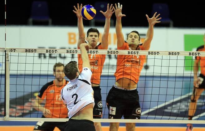 Kevin Foyer (Rottenburg), vorne, beim Schmetterball, hinten Tsimafei Zhukouski (BR Volleys), Tomas Kmet (BR Volleys), BR Volleys Berlin - TV Rottenburg Deutsche Volleyball Liga, Saison 2015 2016, Herren, Männer, Männer, men, Volleyball, Deutschland, Germany, Max-Schmeling-Halle Berlin, 28.11.2015
