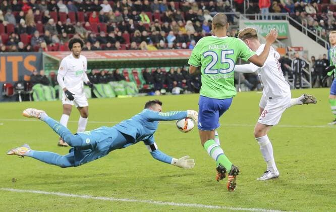 Diego BENAGLIO, WOB 1 wehrt den Ball ab, fängt, fangen, festhalten, Aktion, Einzelbild, Freisteller, Reaktion, Faustabwehr, Fausten Jan-Ingwer CALLSEN-BRACKER, FCA 18 FC AUGSBURG - VFL WOLFSBURG 0-0 Fussball 1. Bundesliga , Muenchen, am 29.11.2015, 14.Spieltag, Saison 2015 2016, 1.Liga, 1.Bundesliga, FCB