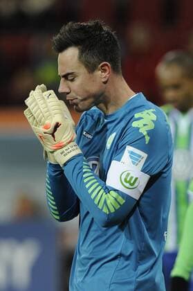 Diego BENAGLIO,SUI ,Torwart (VFL Wolfsburg),Aktion,Einzelbild,angeschnittenes Einzelmotiv,Halbfigur,halbe Figur. Fussball 1. Bundesliga, 14. Spieltag, FC Augsburg-VFL Wolfsburg 0-0, am 29.11.2015 in Augsburg Deutschland. WWK ARENA.