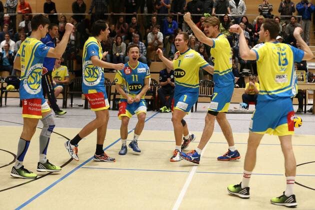 05.12.2015 - Volleyball - 2. Bundesliga Süd Männer - Saison 2015 2016 - SV Schwaig - GSVE Delitzsch - MaWi - v.l.n.r.: Perica Stanic (16, SV Schwaig), Christian Schwabe (8, SV Schwaig), Jonathan Schönhagen Schoenhagen (11, SV Schwaig), Yannick Klement (1, SV Schwaig), Marko Knauer (7, SV Schwaig), Wichard Lüdje Luedje (13, SV Schwaig) - jubeln Jubel Freude
