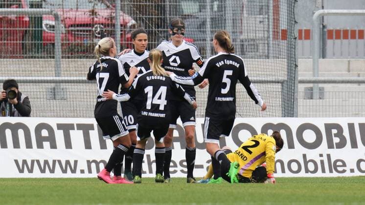 v.li.: Torjubel nach dem 1:0 unter anderem mit Torschützin Dzsenifer Marozsan (Frankfurt, 10) und Kerstin Garefrekes (Frankfurt, 18, mit Gesichtsmaske), Jubel, Torjubel, Torerfolg, celebrate the goal, goal, celebration, Jubel ueber das Tor, optimistisch, Action, Aktion, Fussball, Allianz Frauen-Bundesliga, 1. FFC Frankfurt - SC Sand, xozx