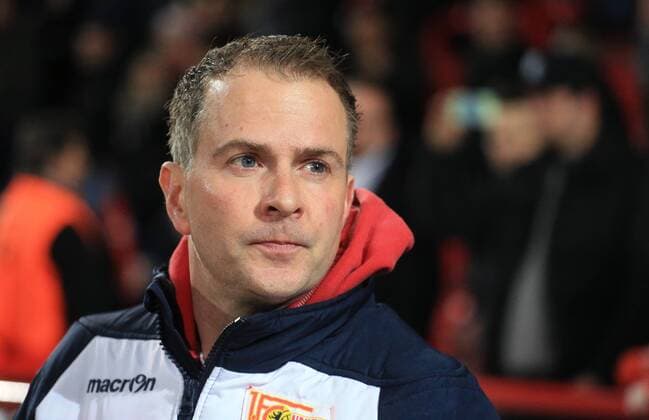 Sascha Lewandowski (Trainer Union), angespannt 1.FC Union Berlin - SV Sandhausen 2. Bundesliga 2015 2016, DFL, Fussball, Fußball, soccer, Herren, Männer, Deutschland, Germany, Ergebnis 1:0 Berlin-Koepenick 18.12.2015, Stadion An der Alten Försterei, An der Alten Foersterei