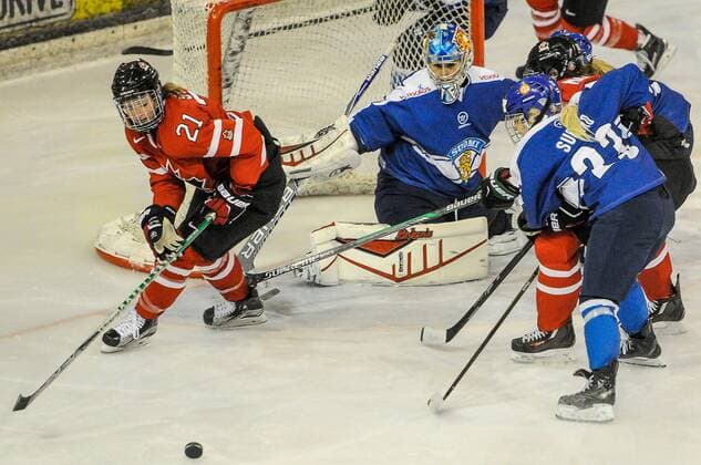 GER, Frauen Eishockey, Nations Cup 2016, Finale, Kanada (rot) vs Finnland (blau) 07.01.2016, BLZ Arena, Fuessen,GER, Frauen Eishockey, Nations Cup 2016, Finale, Kanada (rot) vs Finnland (blau), im Bild Laura STACEY 21 (CAN), Meeri RAISANEN 30 (FIN), Jenna SUOKKO 23 (FIN) nphxHafner