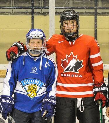GER, Frauen Eishockey, Nations Cup 2016, Finale, Kanada (rot) vs Finnland (blau) 07.01.2016, BLZ Arena, Fuessen,GER, Frauen Eishockey, Nations Cup 2016, Finale, Kanada (rot) vs Finnland (blau), im Bild Best Player Jenni HIIRIKOSKI 6 (FIN), Rebecca KOHLER 18 (CAN) nphxHafner
