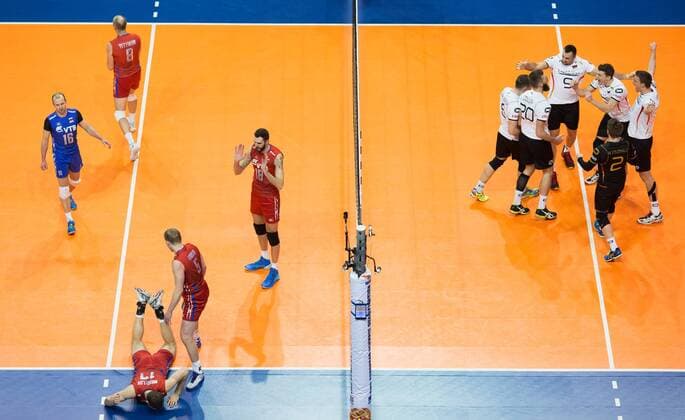 Berlin, Deutschland, 09.01.2016: Volleyball Olympia Qualifikation Männer Maenner 2016 - Spiel Deutschland - Russland. Links Frust Russland, v.li. Alexey Verbov (Russia 16), Sergey Tetyukhin (Russia 8), Maxim Mikhailov (Russia 17), Sergey Grankin (Russia 5), Alexander Volkov (Russia 18). Rechts Jubel Deutschland v.li. Denis Kaliberda (Germany 6), Philipp Collin (Germany 20), Georg Grozer (Germany 9), Lukas Kampa (Germany 11), Markus Steuerwald (Germany 2), Christian Fromm (Germany 1)
