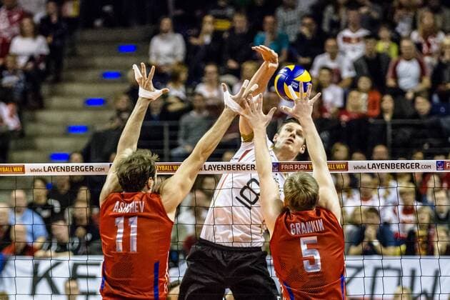Angriff BÖHME BOEHME Marcus (c) ( 8 Deutschland) gegen Block ASHCHEV Andrey ( 11 Russland) und GRANKIN Sergey ( 5 Russland) GER, Berlin, Volleyball, Europa, CEV, Olympia-Qualifikation, Turnier, 09.01.2016, Max-Schmeling-Halle, Deutschland - Russland, Halbfinale