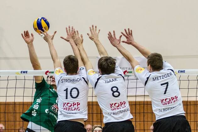 Angriff von Matthias Böhme Boehme (Netzhoppers 8) gegen Dreierblock Tom Strohbach (TVR 10), Felix Issac (TVR 8) und Sven Metzger (TVR 7) GER, Berlin, Volleyball, Bundesliga, Spieltag, DVL, Saison 2015 2016, 23.01.2016, Landkost-Arena, Netzhoppers Königs Wusterhausen Bestensee - TV Rottenburg