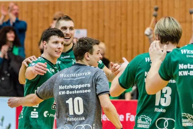 Jubel bei den Netzhoppers: v.l.n.r. Theo Timmermann (Netzhoppers 11), Sebastian Krause (Netzhoppers 9), Kamil Ratajczak (Netzhoppers 10) und Manuel Rieke (Netzhoppers 13) GER, Berlin, Volleyball, Bundesliga, Spieltag, DVL, Saison 2015 2016, 23.01.2016, Landkost-Arena, Netzhoppers Königs Wusterhausen Bestensee - TV Rottenburg