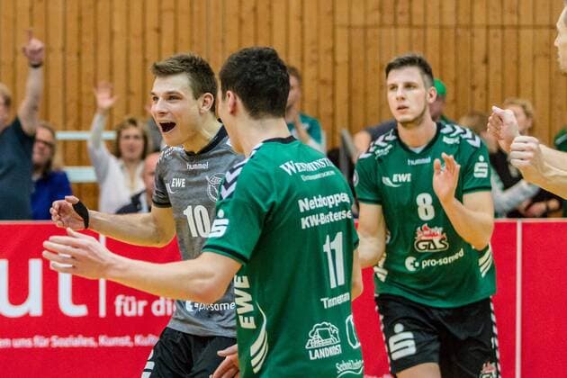 Jubel bei den Netzhoppers Kamil Ratajczak (Netzhoppers 10), Theo Timmermann (Netzhoppers 11) und Matthias Böhme Boehme (Netzhoppers 8) GER, Berlin, Volleyball, Bundesliga, Spieltag, DVL, Saison 2015 2016, 23.01.2016, Landkost-Arena, Netzhoppers Königs Wusterhausen Bestensee - TV Rottenburg