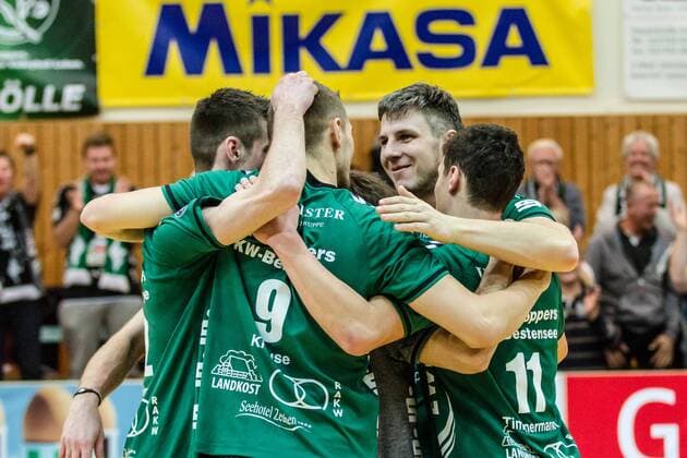Jubel bei den Netzhoppers: v.l.n.r.: Daniel Heinecke (Netzhoppers 12), Sebastian Krause (Netzhoppers 9) Matthias Böhme Boehme (Netzhoppers 8) und Theo Timmermann (Netzhoppers 11) GER, Berlin, Volleyball, Bundesliga, Spieltag, DVL, Saison 2015 2016, 23.01.2016, Landkost-Arena, Netzhoppers Königs Wusterhausen Bestensee - TV Rottenburg