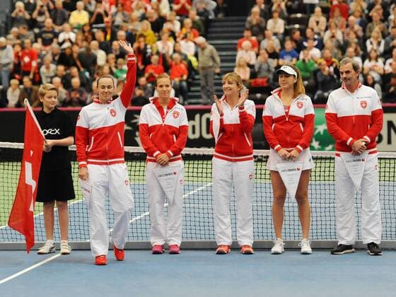 Tennis, FedCup, Deutschland - Schweiz Leipzig Fed Cup Deutschland vs Schweiz, Messehalle eins, Leipzig, 06.02.16, Einzel erster Tag, 1.Einzel: Andrea Petkovic, Ger WTA Tennis Damen Nr.23, vs Belinda Bencic,SUI,WTA Nr.11,die Schweizer Mannschaft beim Einmarsch vlnr Martina Hingis,SUI,WTA Double Ranking Nr.1, Viktoria Golubic,SUI,WTA Nr.138,Timea Bacsinszky,SUI,WTA Nr.15,Belinda Bencic,SUI,WTA Nr.11, und Teamkapitaen Heinz Guenthardt, Team Captain Schweiz Copyright: Franzx Eibner-Pressefoto EP_pfz