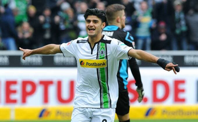 Fussball, Bundesliga, Deutschland, Herren, Saison 2015 2016, 22. Spieltag, Borussia Park Mönchengladbach, Bor. Mönchengladbach (weiss) - 1. FC Köln (rot) 1:0; Jubel Mahmoud Dahoud (Gladbach) nach seinem Tor zum 1:0, dahinter Timo Horn (FC Köln) enttäuscht. Jubel, Freude, Aktion, Enttäuschung, Frust.