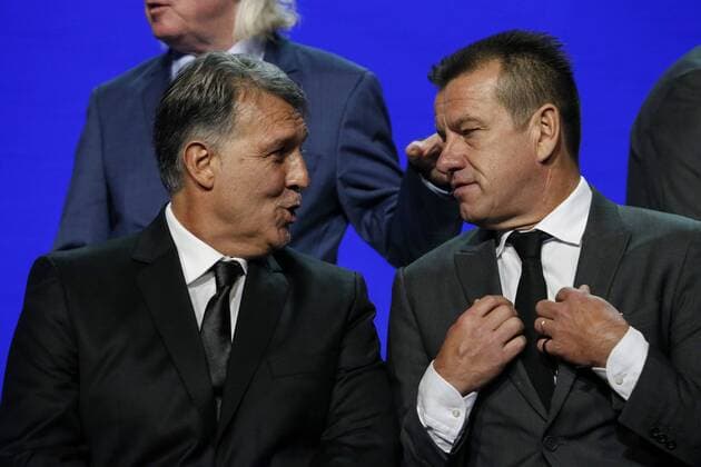 Fußball, Copa America, Auslosung Technical managers from Argentina, Gerardo Tata Martino (L), and Brazil, Martin Dunga (R), chat during the Copa America Centenario 2016 official draw held at the Hammerstein Ballroom in New York, USA, on 21 February 2016. The Copa America Centenario, a once-in-a-lifetime soccer summer event, which honors 100 years of the Copa America tournament, will take place in the US from June 3-26, 2016. 2016 Copa America Centenario Official Draw !ACHTUNG: NUR REDAKTIONELLE NUTZUNG! 20160222-635917268185316814
