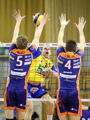 Volleyball, MEVZA Mitteleuropäische Liga, ACH Volley Ljubljana - SK Posojilnica Aich Dob VOLLEYBALL - MEVZA, Ljubljana vs Aich Dob LJUBLJANA,SLOVENIA,11.MAR.16 - VOLLEYBALL - MEVZA, Middle European Volleyball Zonal Association, men, final, ACH Volley Ljubljana vs SK Aich Dob. Image shows Kiryl Krasneuski (Aich Dob), Samuel Walker (Ljubljana) and Jan Kozamernik (Ljubljana). GEPAxpictures xMaticxKlansek