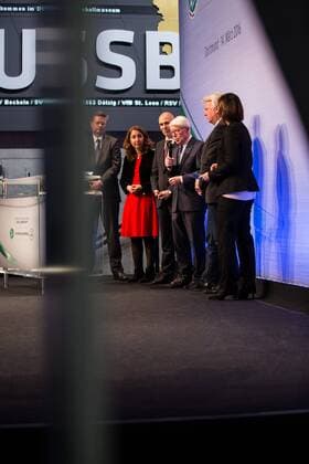 GER, Verleihung Integrationspreis 14.03.2016, Dortmund, Deutsches Fussball Museum, Verleihung des Integrationspreises, im Bild Reinhard Grindel (DFB-Schatzmeister), Aydan Özoguz (Bundesbeauftragte für Migration, Flüchtline und Integration), Dr. Dirk Jakobs (Daimler AG), Reinahrd Rauball (1. DFB-Vizepräsident und Ligapräsident), Ullrich Sierau (OB Dortmund), nphxRauch