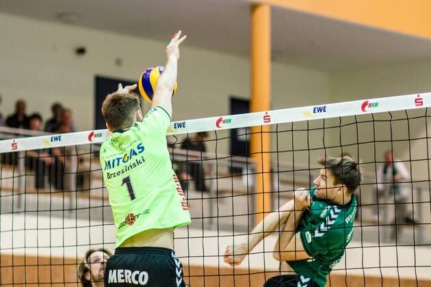 Volleyball, pre-Playoffs, Netzhoppers KW Bestensee - Chemie Volley Mitteldeutschland Angriff Paul Sprung (Netzhoppers 14) gegen Block Marcin Brzezinski (CVM 1) GER, Königs Wusterhausen Bestensee, Volleyball, Bundesliga, Pre-Playoffs, DVL, Saison 2015 2016, 24.02.2016, Landkost-Arena, Netzhoppers KW Bestensee - Chemie Volleys Mittldeutschland, Netzhoppers KW