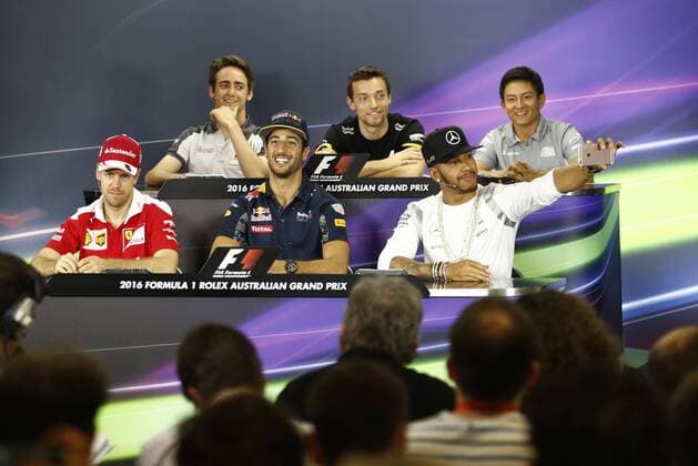 Motorsports: FIA Formula One World Championship WM Weltmeisterschaft 2016, Grand Prix of Australia, 5 Sebastian Vettel (GER, Scuderia Ferrari), 3 Daniel Ricciardo (AUS, Red Bull Racing), 44 Lewis Hamilton (GBR, Mercedes AMG Petronas Formula One Team), 21 Esteban Gutierrez (MEX, Haas F1 Team), 30 Jolyon Palmer (GBR, Renault Formula 1 Team), 88 Rio Haryanto (IND, Manor Racing F1 Team), xHOCHxZWEIx