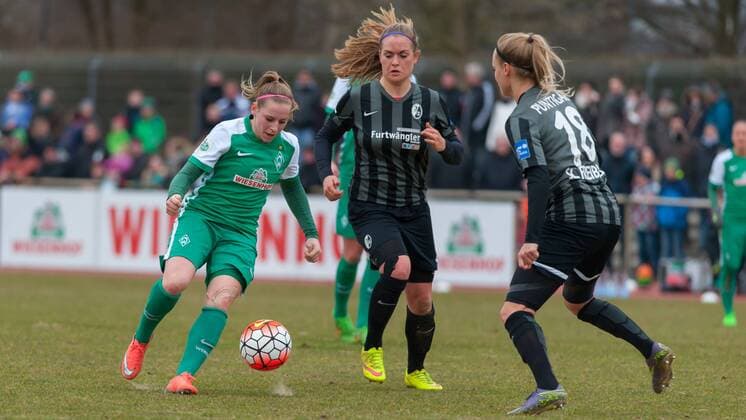 v.li.: Cindy König (Konig, Koenig, SV Werder Bremen, 11) am Ball, Clara Schöne (Schone, Schoene, SC Freiburg, 27), Sarah Puntigam (SC Freiburg, 18), Fussball, Allianz Frauen-Bundesliga, SV Werder Bremen - SC Freiburg, xobx