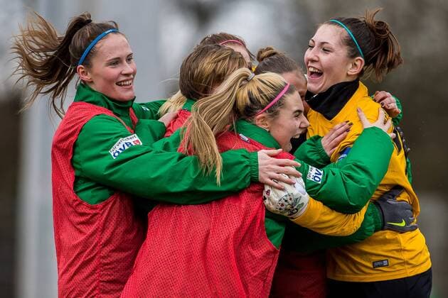 v.li.: Reena Wichmann (SV Werder Bremen, 14), Meggie Schröder (Schroder, Schroeder, SV Werder Bremen, 27) und Torhüterin, Torwart Jennifer Martens (SV Werder Bremen, 22) beim Torjubel, Goal celebration, celebrate the goal, goal celebration, nach dem 1:0, Fussball, Allianz Frauen-Bundesliga, SV Werder Bremen - SC Freiburg, xdgx