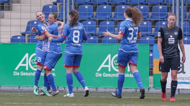 v.li.: Leonie Pankratz (Hoffenheim, 21) jubelt mit Torschützin Nicole Billa (Hoffenheim, 16), Christine Schneider (Hoffenheim, 8), Fabienne Dongus (Hoffenheim, 33) über das 2:0, Jubel, Torjubel, Torerfolg, celebrate the goal, goal, celebration, Jubel ueber das Tor, optimistisch, Action, Aktion, Isabel Hochstein (SGS, 5), enttäuscht schauend, Enttäuschung, Frustration, disappointed, pessimistisch, Fussball, Allianz Frauen-Bundesliga, TSG 1899 Hoffenheim - SGS Essen, xozx
