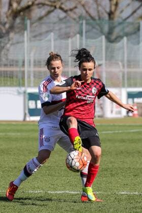 v.li.: Nora Holstad Berge (FCB, 15), Lina Maria Magull (Freiburg, 16), Zweikampf, Duell, duel, tackle, Dynamik, Action, Aktion, Fussball, Allianz Frauen-Bundesliga, SC Freiburg - FC Bayern München, xozx