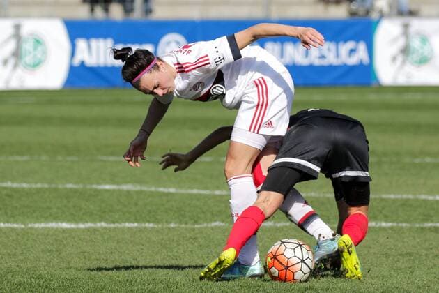 v.li.: Viktoria Schnaderbeck (FCB, 25), Lina Maria Magull (Freiburg, 16), Zweikampf, Duell, duel, tackle, Dynamik, Action, Aktion, Fussball, Allianz Frauen-Bundesliga, SC Freiburg - FC Bayern München, xozx