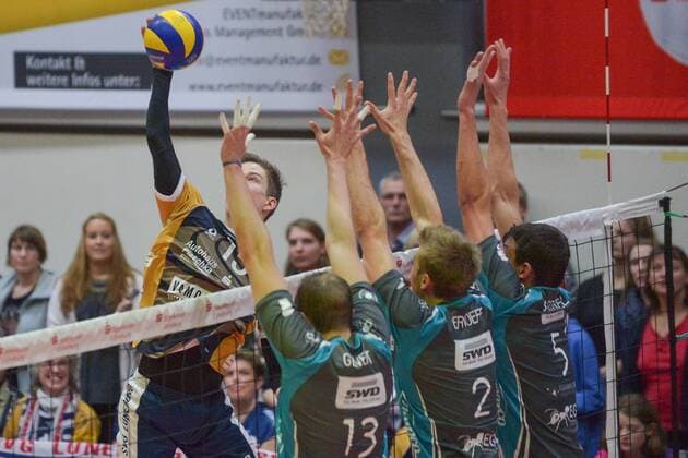 GER,VBL, Playoffrunde, Viertelfinale, Spiel 1, SVG Lueneburg vs Powervolleys Dueren 26.03.2016, Gellersenhalle, Lueneburg, GER, VBL, Playoffrunde, Viertelfinale, Spiel 1, SVG Lueneburg vs Powervolleys Dueren im Bild Nickolas Del Bianco (Lueneburg 15) versucht sich gegen Sebastian Gevert (Dueren 13), Rudy Verhoeff (Dueren 02) und Dennis Barthel (Dueren 05) durchzusetzen nordphotoxWitke