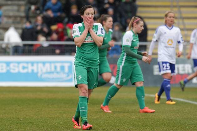 v.li.: Maren Wallenhorst (Bremen, 25), enttäuscht schauend, Enttäuschung, Frustration, disappointed, pessimistisch, Fussball, Allianz Frauen-Bundesliga, 1. FFC Frankfurt - SV Werder Bremen, xozx
