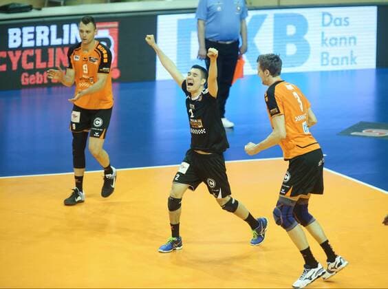 Volleyball, CEV Cup, Finale, Hinspiel ZSK Gazprom-Ugra Surgut GER, CEV CUP, BR VOLLEYS VS. UGRA SURGUT 29.03.2016, Max Schmeling Halle, Berlin, GER, CEV CUP, BR VOLLEYS VS. UGRA SURGUT, im Bild Paul Lotman (BR Volleys), Erik Shoji (BR Volleys), Robert Kromm (BR Volleys) nphxEngler