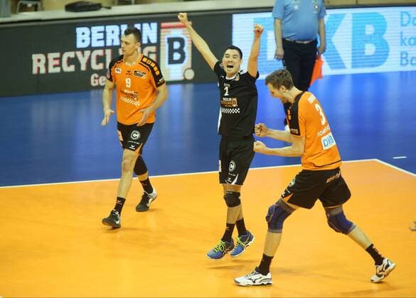 Volleyball, CEV Cup, Finale, Hinspiel ZSK Gazprom-Ugra Surgut GER, CEV CUP, BR VOLLEYS VS. UGRA SURGUT 29.03.2016, Max Schmeling Halle, Berlin, GER, CEV CUP, BR VOLLEYS VS. UGRA SURGUT, im Bild Paul Lotman (BR Volleys), Erik Shoji (BR Volleys), Robert Kromm (BR Volleys) nphxEngler