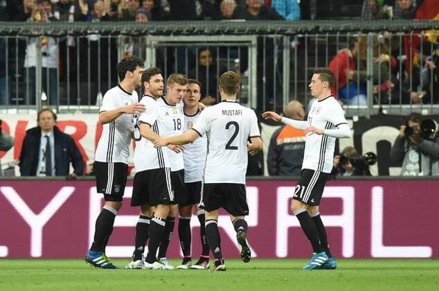 Fussball, Herren, Saison 2015 16, Länderspiel in München, Deutschland - Italien, v. l. Mats Hummels (Deutschland), Jonas Hector (Deutschland), Toni Kroos (Deutschland), Mario Götze (Deutschland), Shkodran Mustafi (Deutschland), Julian Draxler (Deutschland), Jubel nach Tor zum 1:0, 29.03.2016,