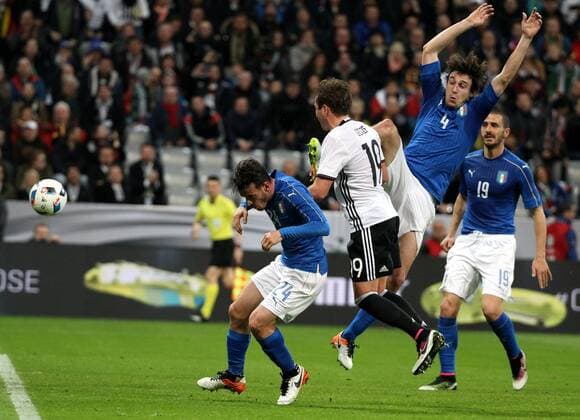 Fußball, Länderspiel, Deutschland - Italien GER, Länderspiel, Deutschland vs Italien 29.03.16, München, Allianz Arena, GER, Länderspiel, Freundschaftsspiel, Nationalteams, Deutschland vs Italien im Bild Tor zum 2:0 durch Mario Götze (Deutschland) , Alessandro Florenzi und Matteo Darmian (Italien) können ihn nicht stoppen
