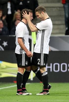 Fußball, Länderspiel, Deutschland - Italien GER, Länderspiel, Deutschland vs Italien 29.03.16, München, Allianz Arena, GER, Länderspiel, Freundschaftsspiel, Nationalteams, Deutschland vs Italien im Bild Torjubel Mario Götze und Shkodran Mustafi (Deutschland) nach dem Tor zum 2:0 durch Mario Götze