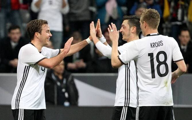GER, Länderspiel, Deutschland vs Italien 29.03.16, München, Allianz Arena, GER, Länderspiel, Freundschaftsspiel, Nationalteams, Deutschland vs Italien im Bild Torjubel Mario Götze, Mesut Özil und Toni Kroos (Deutschland) nach dem Tor zum 2:0 durch Mario Götze
