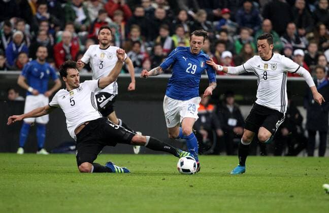 Fußball, Länderspiel, Deutschland - Italien GER, Länderspiel, Deutschland vs Italien 29.03.16, München, Allianz Arena, GER, Länderspiel, Freundschaftsspiel, Nationalteams, Deutschland vs Italien im Bild Mats Hummels und Mesut Özil (Deutschland) gegen Federico Bernardeschi (Italien)