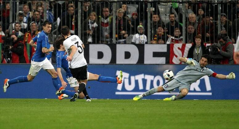 Fußball, Länderspiel, Deutschland - Italien GER, Länderspiel, Deutschland vs Italien 29.03.16, München, Allianz Arena, GER, Länderspiel, Freundschaftsspiel, Nationalteams, Deutschland vs Italien im Bild Tor zum 3:0 durch Jonas Hector (Deutschland) , Torwart Gianluca Buffon (Italien) machtlos