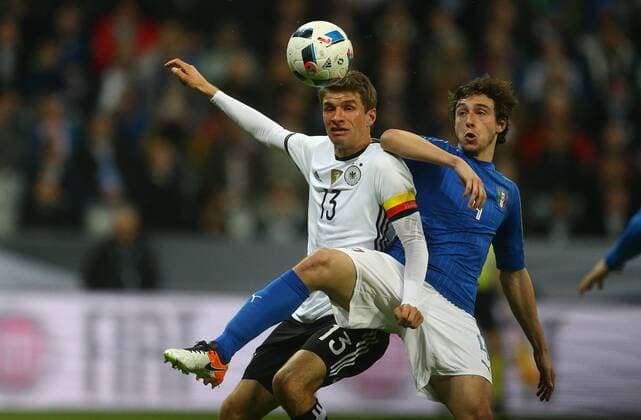 Thomas Müller (Deutschland), links, rechts Matteo Damian (Italien), Deutschland - Italien Freundschaftsspiel ,Fussball, Nationalmannschaft, DFB, 2016, Fußball, Fussball, soccer, Herren, Männer, Maenner, Deutschland, Germany, Ergebnis Berlin, 29.3.2016