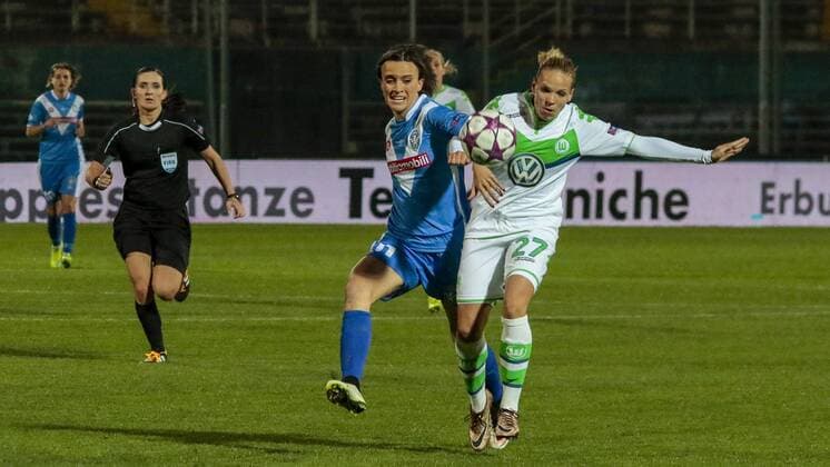 Fußball, UWCL, Brescia CF - VfL Wolfsburg; v.l. Barbara Bonansea (Brescia, 11), Isabel Kerschowski (Wolfsburg, 27) Zweikampf, Duell, duell, tackle, Tackling, Aktion, action. xtgx