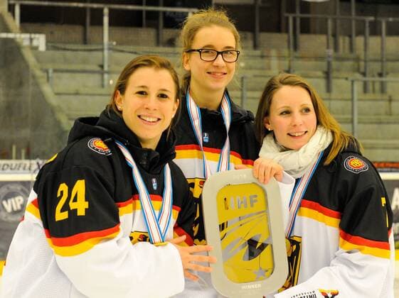 DK, IIHF WW DivIA 2016, Winners Ceremony, Siegerehrung 31.03.2016, Gigantium Arena, Aalborg, DK, IIHF WW DivIA 2016, Winners Ceremony, Siegerehrung, im Bild Lisa Christine SCHUSTER ( 24, GER), Laura KLUGE ( 17, GER), Nina KAMENIK ( 7, GER), (alle OSC Berlin) mit dem Pokal nphxHafner