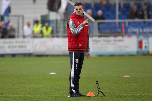 Thomas Wörle (Thomas Woerle, Trainer, FCB), gibt Anweisungen, gestikuliert, mit den Armen gestikulieren, gives instructions, gesticulate, Freisteller, Einzelbild, Aktion, Action, Fussball, DFB-Pokal der Frauen, SC Sand - FC Bayern München, xozx