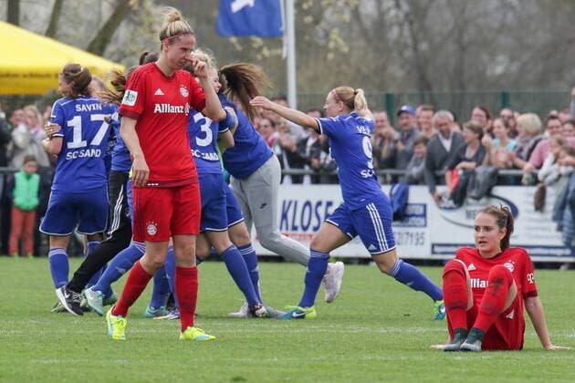 v.li.: Caroline Abbe (FCB, 5), Sara Ilonka Däbritz (Sara Daebritz, FCB, 33), enttäuscht schauend, Enttäuschung, Frustration, disappointed, pessimistisch, im Hintergrund jubeln die Spielerinnen des SC Sand über den 2:1 Sieg, Jubel, Fussball, DFB-Pokal der Frauen, SC Sand - FC Bayern München, xozx